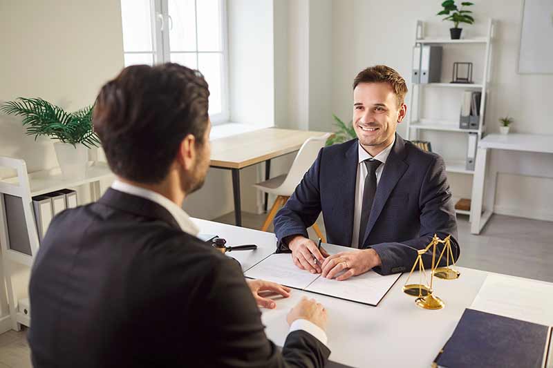 How to become a legal assistant